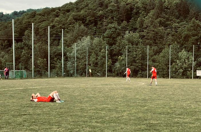 Lo sgomento dei giocatori del Moncalvo dopo la pesante sconfitta subita Lo sgomento dei giocatori del Moncalvo dopo la pesante sconfitta subita