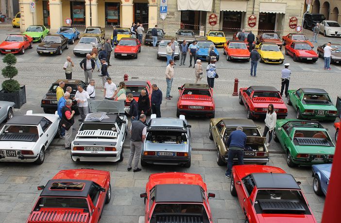 Raduno nazionale spider a San Damiano. 55 esemplari unici nel centro storico