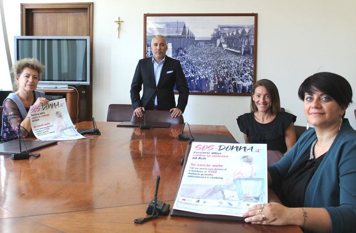 Il vicepresidente Carosso con Silvana Nosenzo di Agar (a sinistra), gli avvocati Rosa Gligora e Francesca Maccario dell'Orecchio di Venere