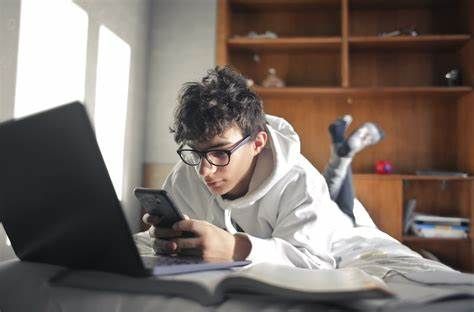 Adolescenti e mondi digitali: anche ad Asti il progetto "La vita onlife degli adolescenti piemontesi" Adolescenti e mondi digitali: anche ad Asti il progetto "La vita onlife degli adolescenti piemontesi"