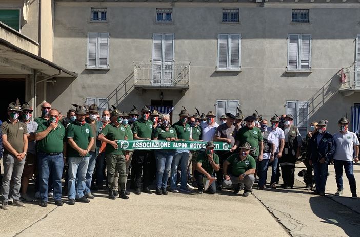 Il gruppone degli Alpini Motociclisti nel cortile dell’Azienda Agricola Garrone Evasio & Figlio Il gruppone degli Alpini Motociclisti nel cortile dell’Azienda Agricola Garrone Evasio & Figlio