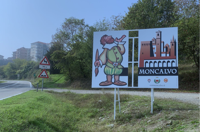 Moncalvo dà il benvenuto ai turisti con due nuovi cartelloni, ispirati ai disegni di Mario Pavese