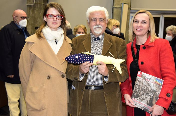 Sergio Miravalle, direttore di Astigiani, ritratto con Olga Semencha e Gaja Polovenko.