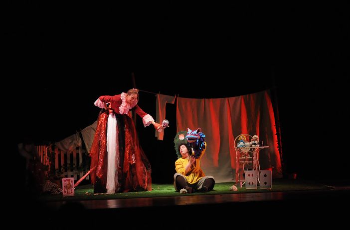 Successo al Balbo di Canelli per il debutto di “Alice nel paese delle meraviglie”