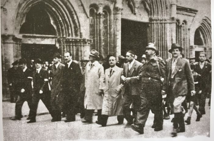 Una foto scattata il 25 aprile 1945 ad Asti, in piazza San Secondo