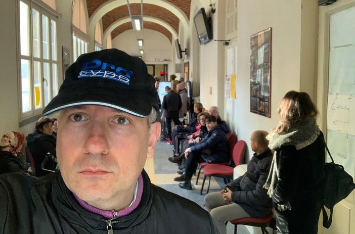 Un curioso 'selfie' del sindaco con alle spalle i cittadini in coda all'Anagrafe Un curioso 'selfie' del sindaco con alle spalle i cittadini in coda all'Anagrafe