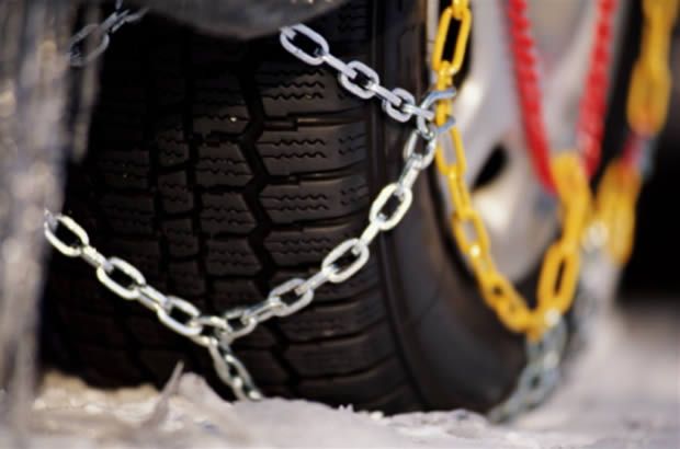 Piemonte, da sabato 15 novembre scatta l'obbligo di pneumatici invernali o catene sulle statali Piemonte, da sabato 15 novembre scatta l'obbligo di pneumatici invernali o catene sulle statali