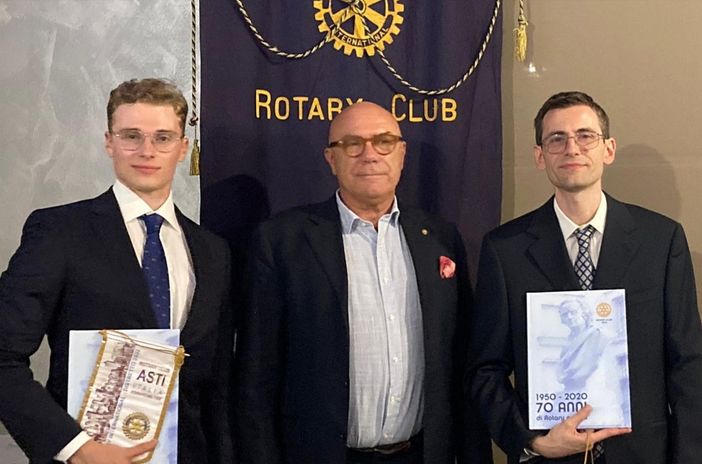 Ospiti del Rotary di Asti Giulio e Umberto Ferrari, sotto il logo del Rotary