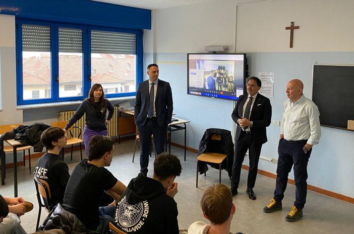 Giacomini (al centro in giacca e cravatta) e, al suo fianco, Roberto Vercelli