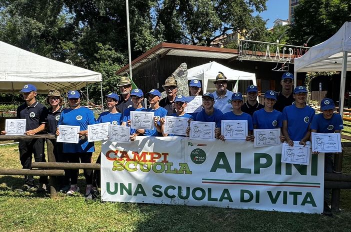 I dirigenti con le ragazze e i ragazzi del Campo Scuola, subito dopo la consegna dei diplomi