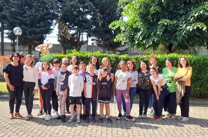 La 5A con le maestre e un momento della piantumazione dell’albero