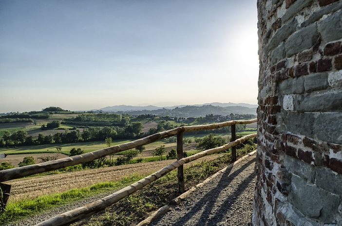 Panorama della chiesa romanica di San Lorenzo a Mombello Torinese