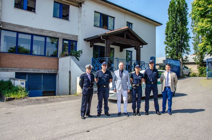 Sindaco Rasero, assessore Bona, Comandante Polizia Municipale Saracco ed alcuni agenti con le nuove divise