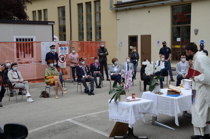 Celebrata la messa nel cortile della questura di Asti Celebrata la messa nel cortile della questura di Asti