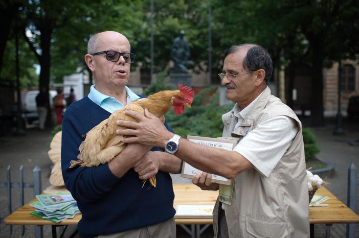 La premiazione della più bella gallina bionda di una precedente edizione (immagine tratta dalla pagina Facebook della Pro Loco di Buttigliera d'Asti)