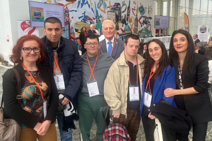 Il team dell’Anffas di Asti che prenderà parte al CamminAutismo 2025 verso Santiago di Compostela con la vice presidente Anffas Asti Elena Salvadore (la prima a sinistra) e Marcello Follis presidente dell’Anffas di Asti (in seconda fila al centro) Il team dell’Anffas di Asti che prenderà parte al CamminAutismo 2025 verso Santiago di Compostela con la vice presidente Anffas Asti Elena Salvadore (la prima a sinistra) e Marcello Follis presidente dell’Anffas di Asti (in seconda fila al centro)