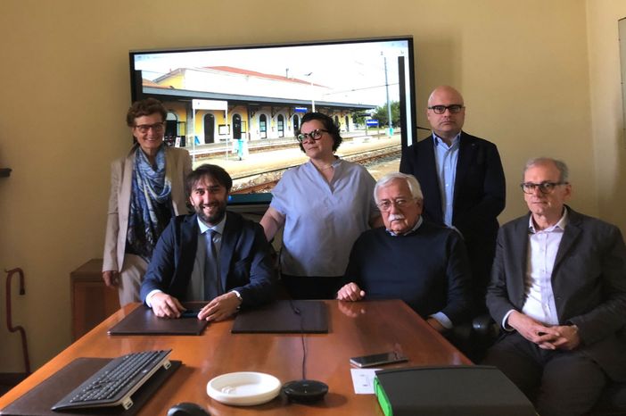 L'assessore alla cultura Ausilia Quaglia, il sindaco di Nizza Monferrato Simone Nosenzo, l'architetto Michela Scaglione, il referente del Lions CLub Nizza-Canelli Pietro Masoero, il referente del comitato strade ferrate Giacomo Massimelli e il presidente dell'Erca Teresio Alberto L'assessore alla cultura Ausilia Quaglia, il sindaco di Nizza Monferrato Simone Nosenzo, l'architetto Michela Scaglione, il referente del Lions CLub Nizza-Canelli Pietro Masoero, il referente del comitato strade ferrate Giacomo Massimelli e il presidente dell'Erca Teresio Alberto