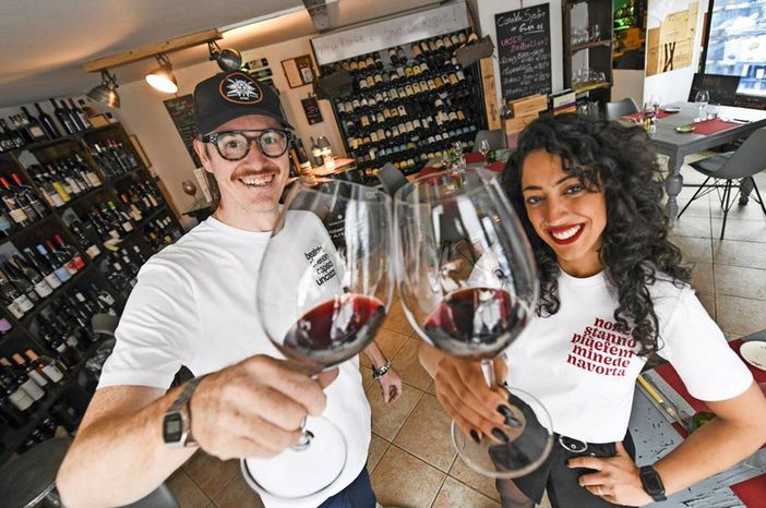 Giorgio Marchioretti e Sara Catania nel loro L'AperitiVino, enoteca con cucina di Hannover Giorgio Marchioretti e Sara Catania nel loro L'AperitiVino, enoteca con cucina di Hannover