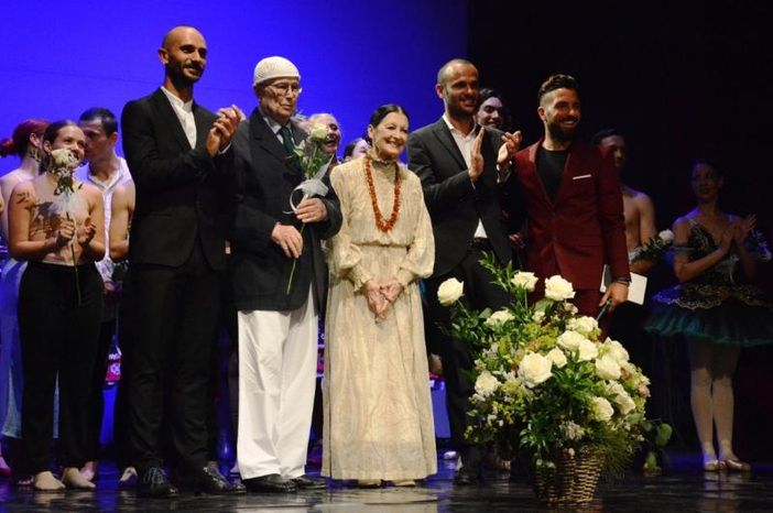 Il saluto finale con Carla Fracci