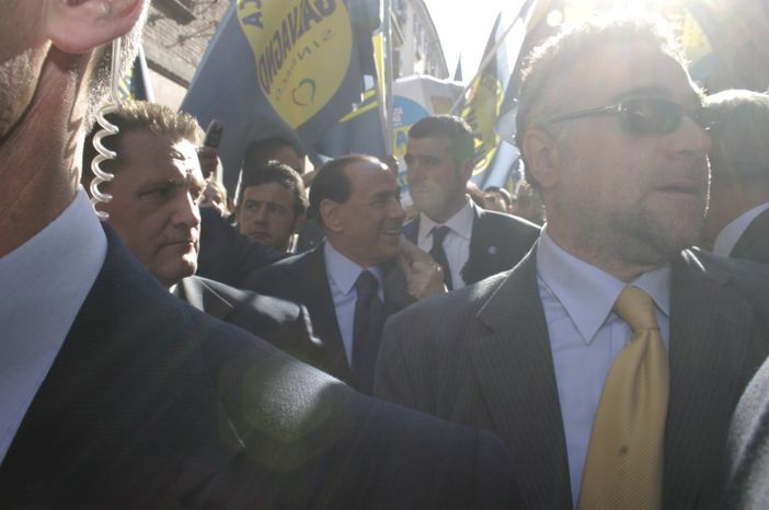 Berlusconi durante la sua visita ad Asti con la scorta e la Digos