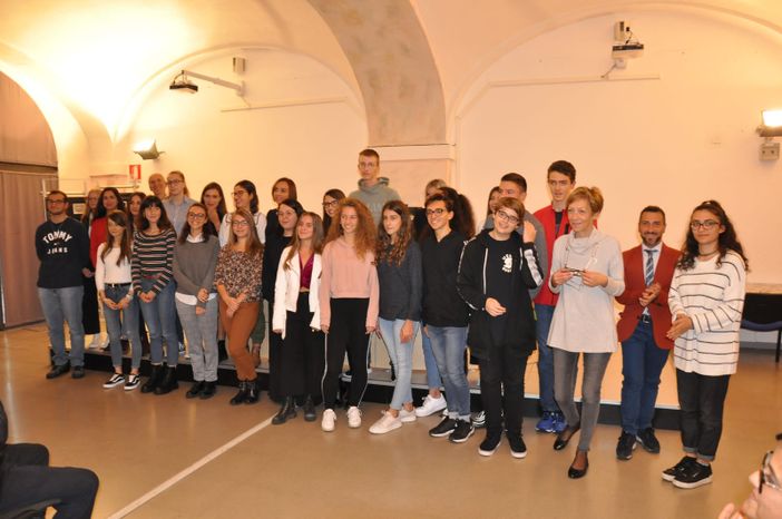 Il Monti premia i suoi 30 studenti più brillanti con borse di studio Il Monti premia i suoi 30 studenti più brillanti con borse di studio