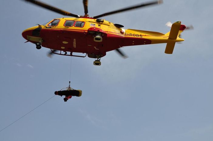 Ancora in prognosi riservata l'uomo di 67 anni di Tigliole precipitato ieri da un ponteggio