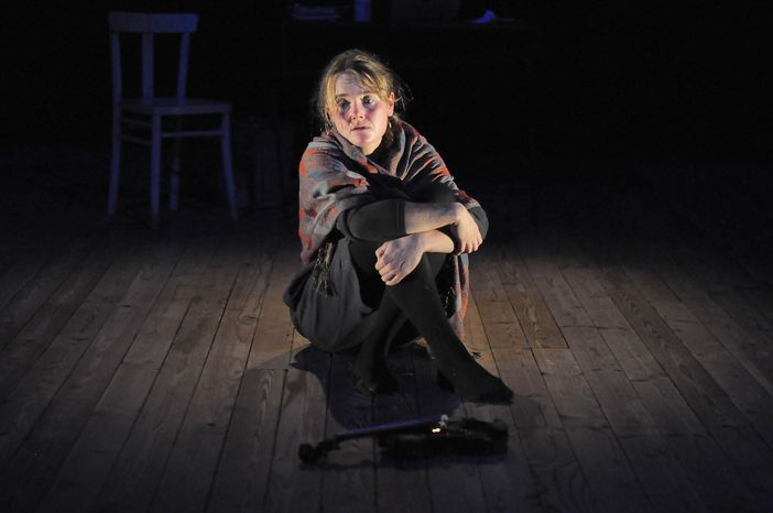 L'attrice Elena Formantici ritratta in una foto di scena dello spettacolo &quot;Guido suonava il violino&quot;