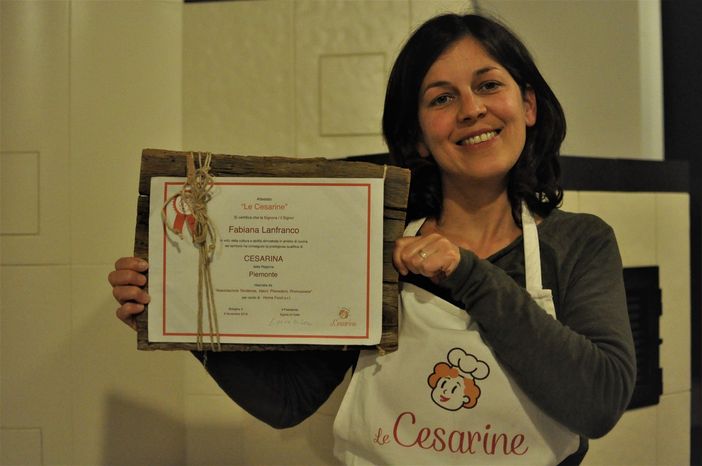 Fabiana Lanfranco con l'attestato delle 'Cesarine'