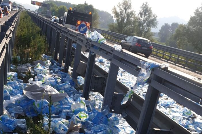 Code e rallentamenti sulla A33 per un bilico che ha perso l'intero carico di acqua che trasportava