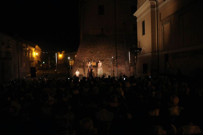 Un momento del suggestivo spettacolo Un momento del suggestivo spettacolo