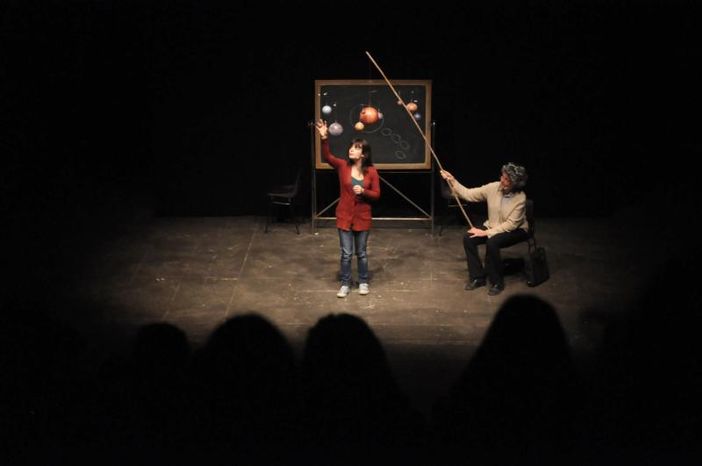 Un'immagine di scena tratta da una precedente rappresentazione dello spettacolo dedicato a Margherita Hack