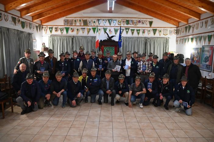 Alcuni alpini presenti alla serata con (al centro) il vescovo della diocesi di Asti, mons. Marco Prastaro e il presidente della Sezione ANA di Asti Fabrizio Pighin