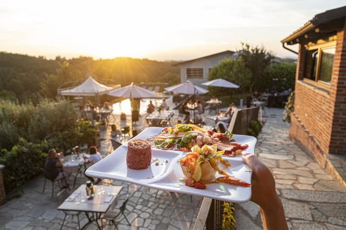 Un'esperienza unica a Casa Serra Eco-Resort & Wellness con Aperitivo sotto le stelle e musica dal vivo con il tenore Enrico Iviglia Un'esperienza unica a Casa Serra Eco-Resort & Wellness con Aperitivo sotto le stelle e musica dal vivo con il tenore Enrico Iviglia
