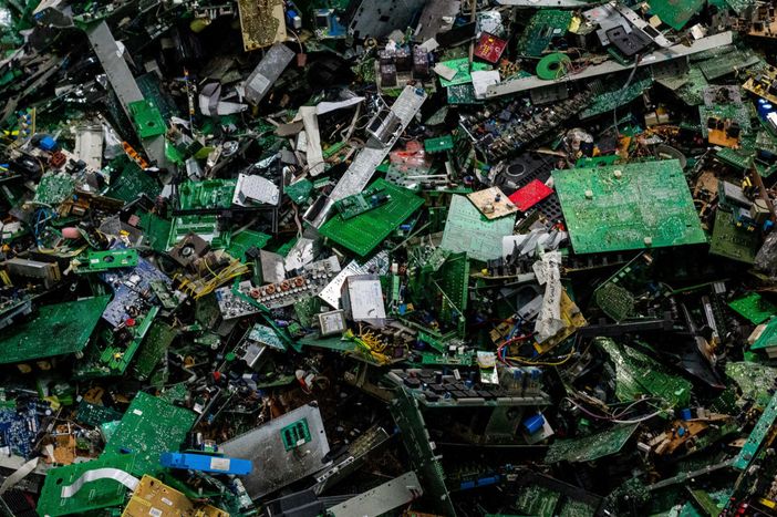 Un cumulo di rifiuti elettrici ed elettronici (foto dal web) Un cumulo di rifiuti elettrici ed elettronici (foto dal web)