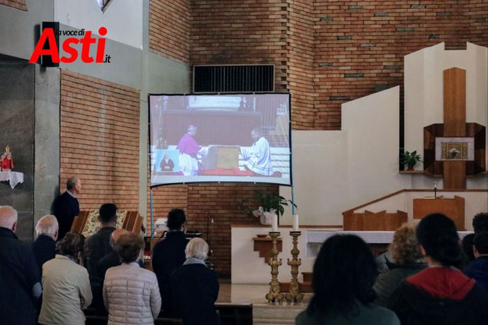 Le immagini dei funerali trasmesse nella chiesa parrocchiale di Nostra Signora di Lourdes ad Asti (Merphefoto)