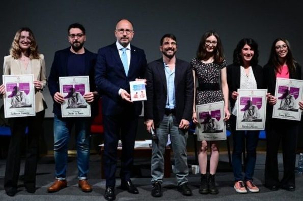 Il sindaco Rasero e l'assessore alla Cultura Candelaresi con i premiati della scorsa edizione