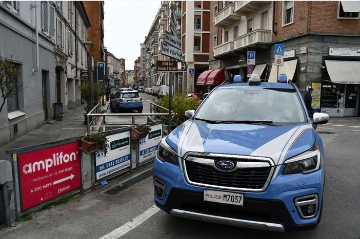 Controlli a tappeto della Polizia ad Asti: identificate 100 persone in centro e alla stazione