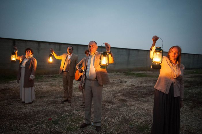 Gli attori del Teatro degli Acerbi ritratti in una foto di scena