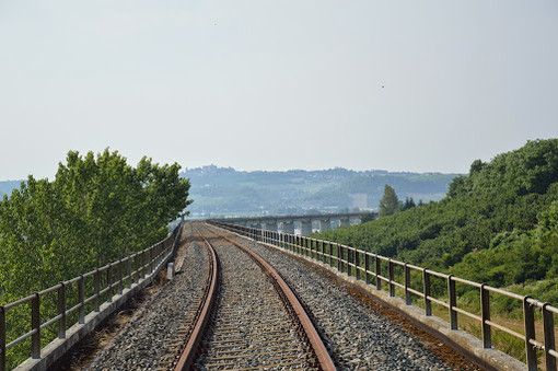 Un tratto di linea ferroviaria Asti-Alba Un tratto di linea ferroviaria Asti-Alba