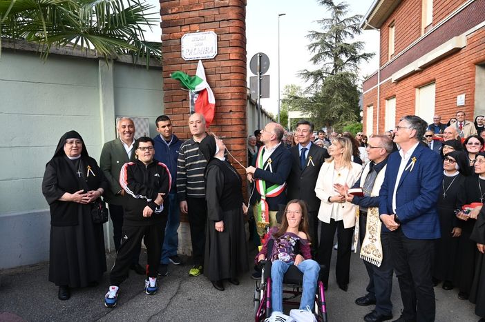 Varie immagini (le restanti a fine articolo) della scopertura targa nella via intitolata a suor Palmira