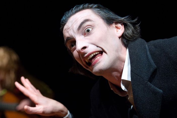 Un paio di immagini di scena di "Io provo a volare"