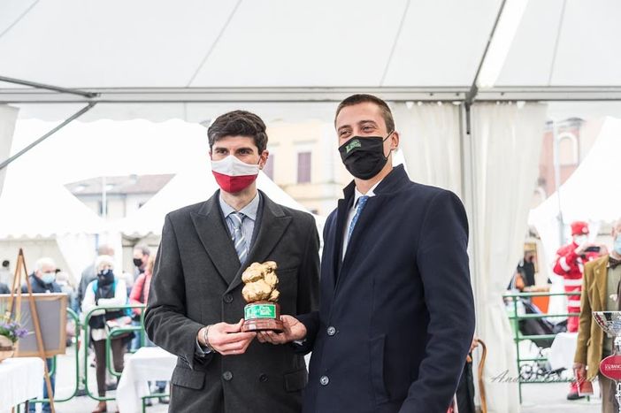 Sindaco (a sinistra) e vice ritratti nel corso di una precedente edizione della Fiera del Tartufo Sindaco (a sinistra) e vice ritratti nel corso di una precedente edizione della Fiera del Tartufo