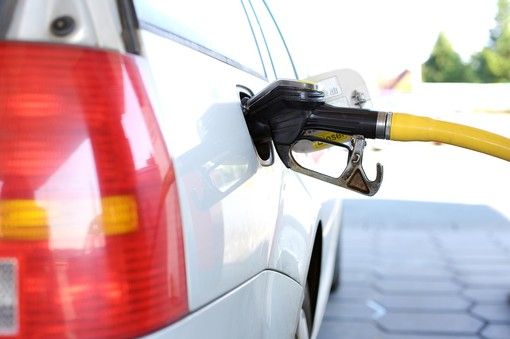 Via libera al bonus benzina contro il caro carburante, ecco come funziona