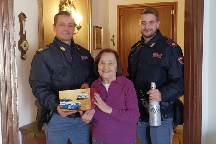 Gli auguri della Polizia a una centenaria astigiana Gli auguri della Polizia a una centenaria astigiana