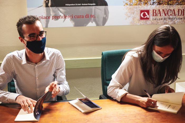 Un'immagine della presentazione del libro &quot;Fianco a fianco&quot; all'Università di Asti