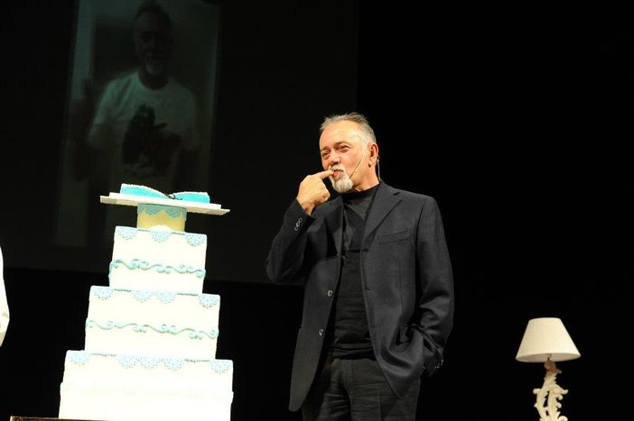 Giorgio Faletti ritratto in occasione di una serata in suo onore al Teatro Alfieri