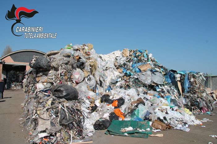 I Carabinieri del NOE sequestrano un capannone di stoccaggio rifiuti nell’astigiano [VIDEO E FOTOGALLERY]