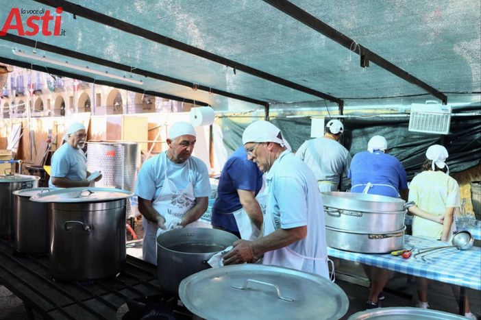 Volontari della Pro loco di Montechiaro impegnati nel corso di una precedente edizione delle Sagre (ph. Merfephoto - Efrem Zanchettin)
