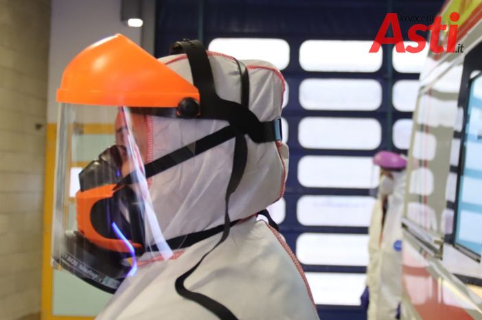 Asti, soccorritore 118 durante un trasporto Covid Asti, soccorritore 118 durante un trasporto Covid