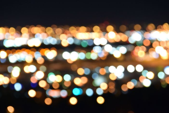 Dopo i concerti e gli applausi dai balconi, l'Italia si illumina e mostra al mondo la sua forza